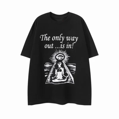 「The Only Way out Is」のグラフィックプリントを施した子供用半袖Tシャツ。